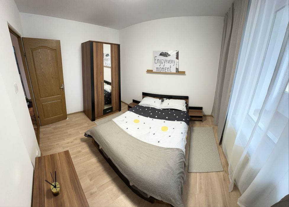 Ap 2 cam recent modernizat, central Str 1 Decembrie, parcare