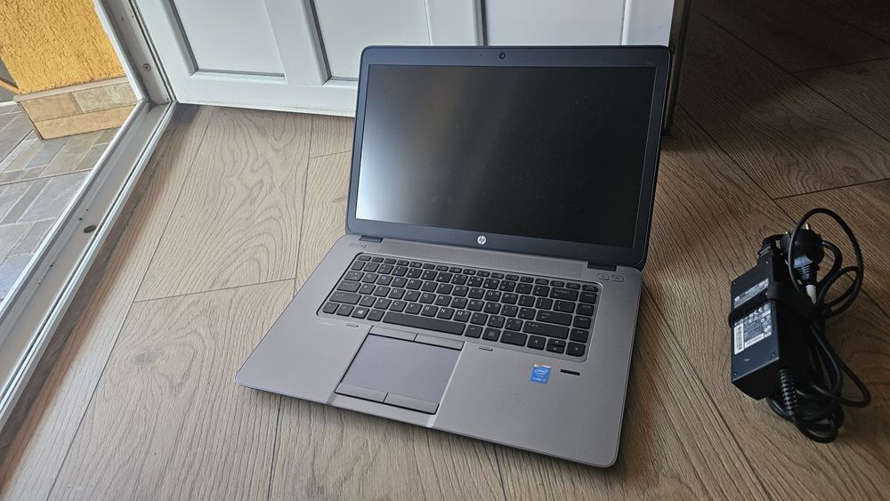 Asus Elitebook i7.  RAM 16gb,SSD 240gb, Video 2gb Nvidia. Ecran 16inch