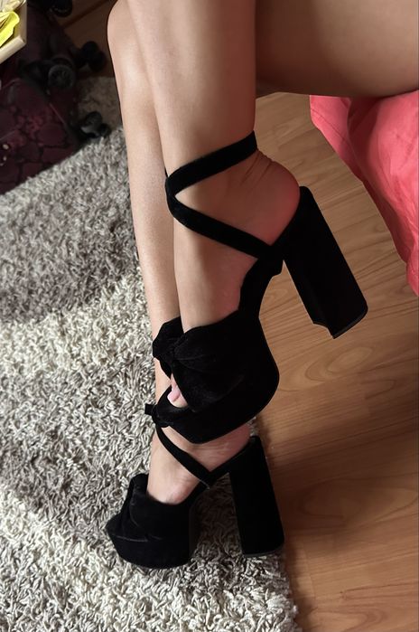 Sandale cu toc din catifea 38