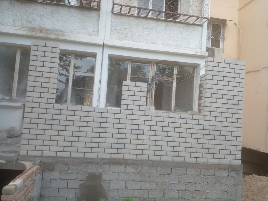 Кладка кирпичей на балконе