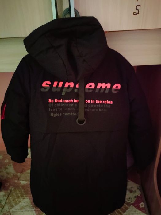 Куртка бренда supreme,