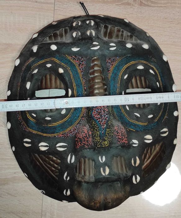 Старинни дървени маски с апликации от Конго.Цената е за двете.