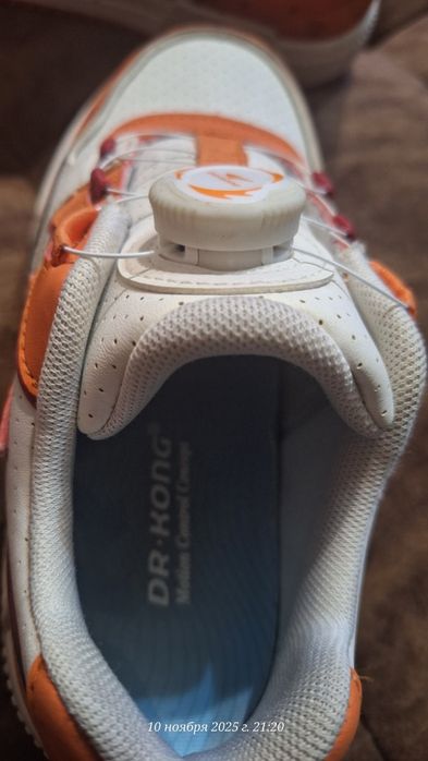 Стильные кроссовки