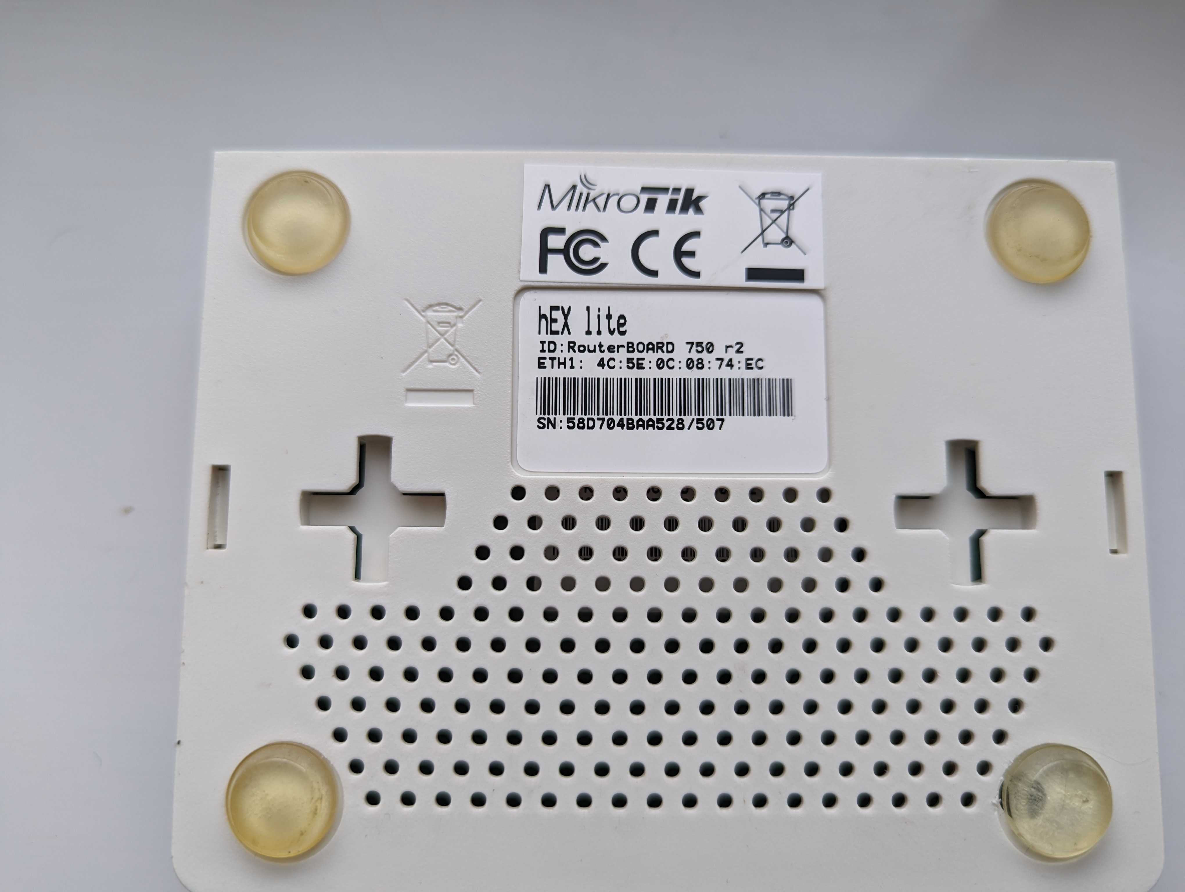 Routere Mikrotik Routerboard 750 R2 HEX Lite si 750 normal