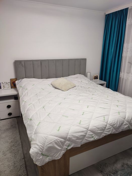 Pat 180 x 200 cm cu sertare laterale, carafta tapițată și saltea