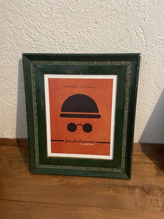 Стари дървени рамки с плакати от филми