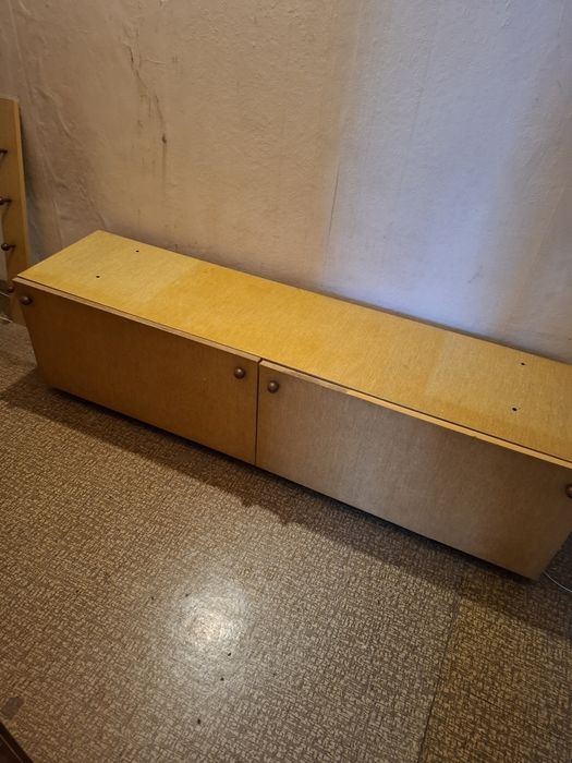 Подарявам шкаф за обувки-160/43 с по 2 рафта.