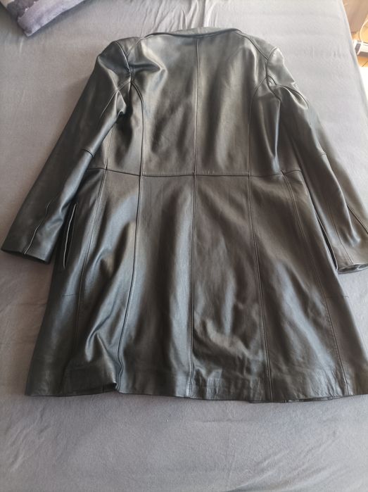 Късо дамско кожено манто.