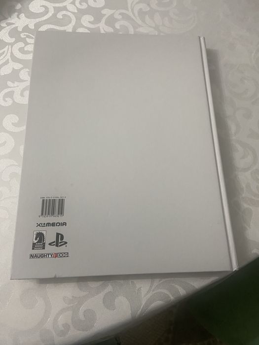 Продам диск PS 5 и artbook the last of us