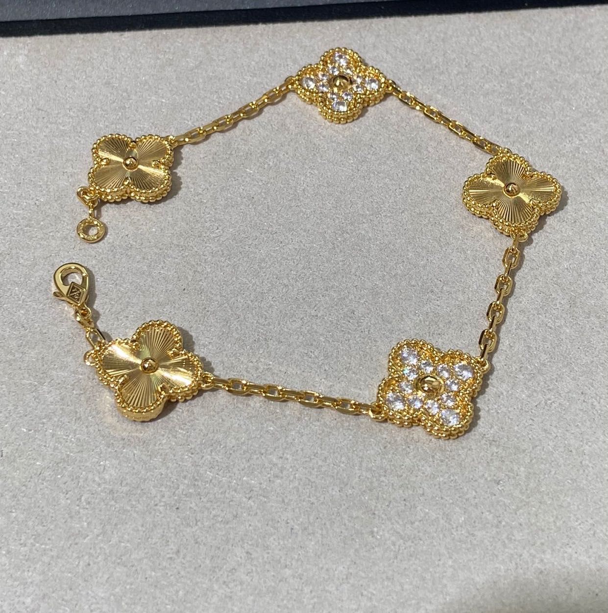 Позлатени гривни Van Cleef & Arpels