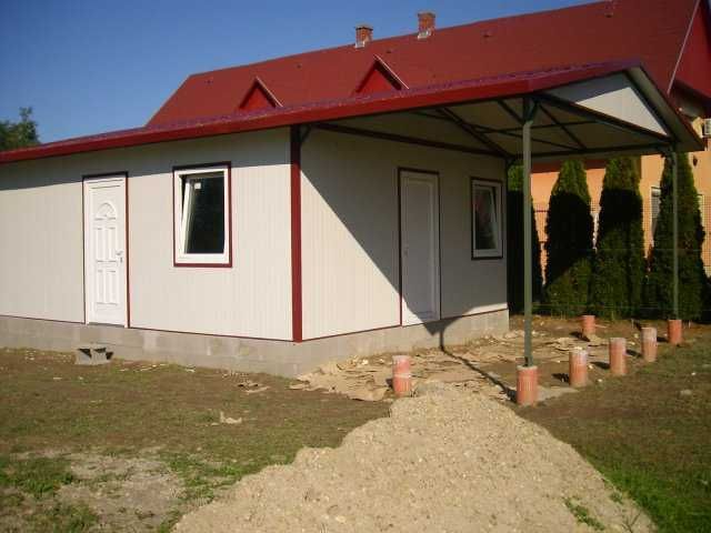 Casa modulara, garaje auto si containere stil birou din panou sandwich