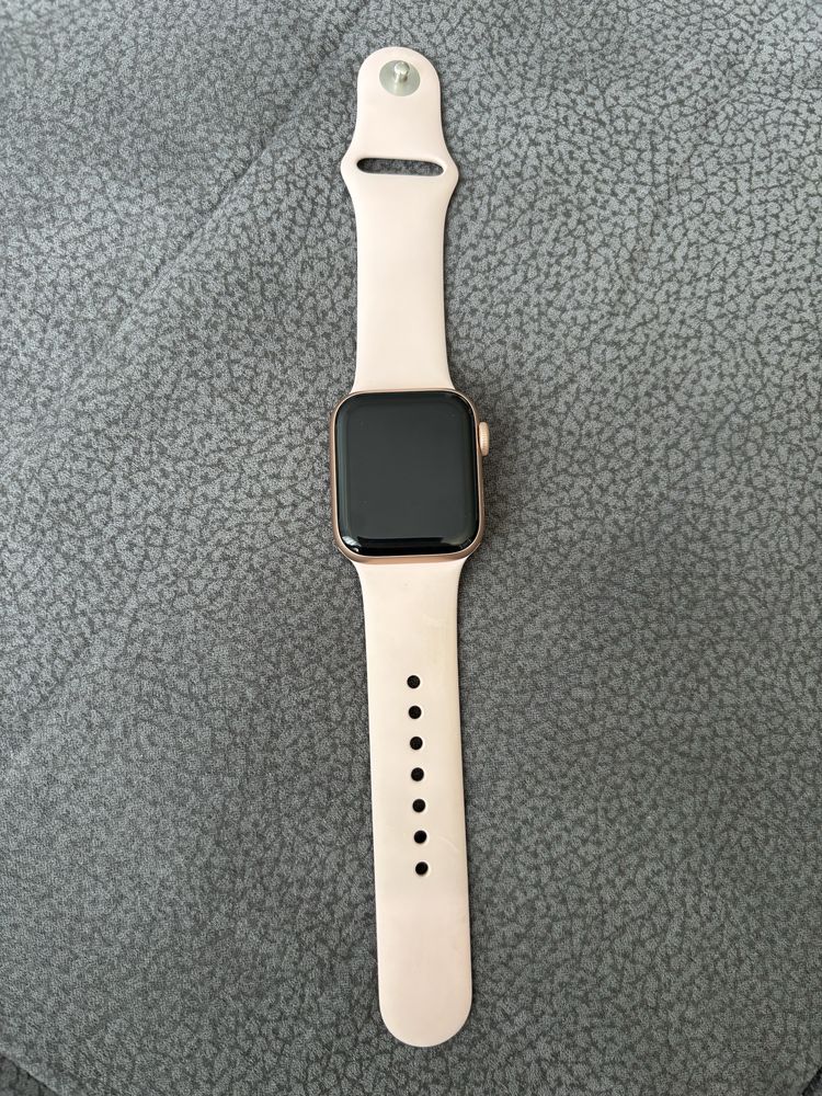 Apple Watch Series 6 40mm rose pink + зарядно