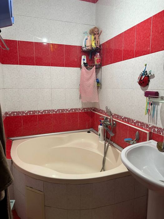 4 xonali kvartira sotiladi