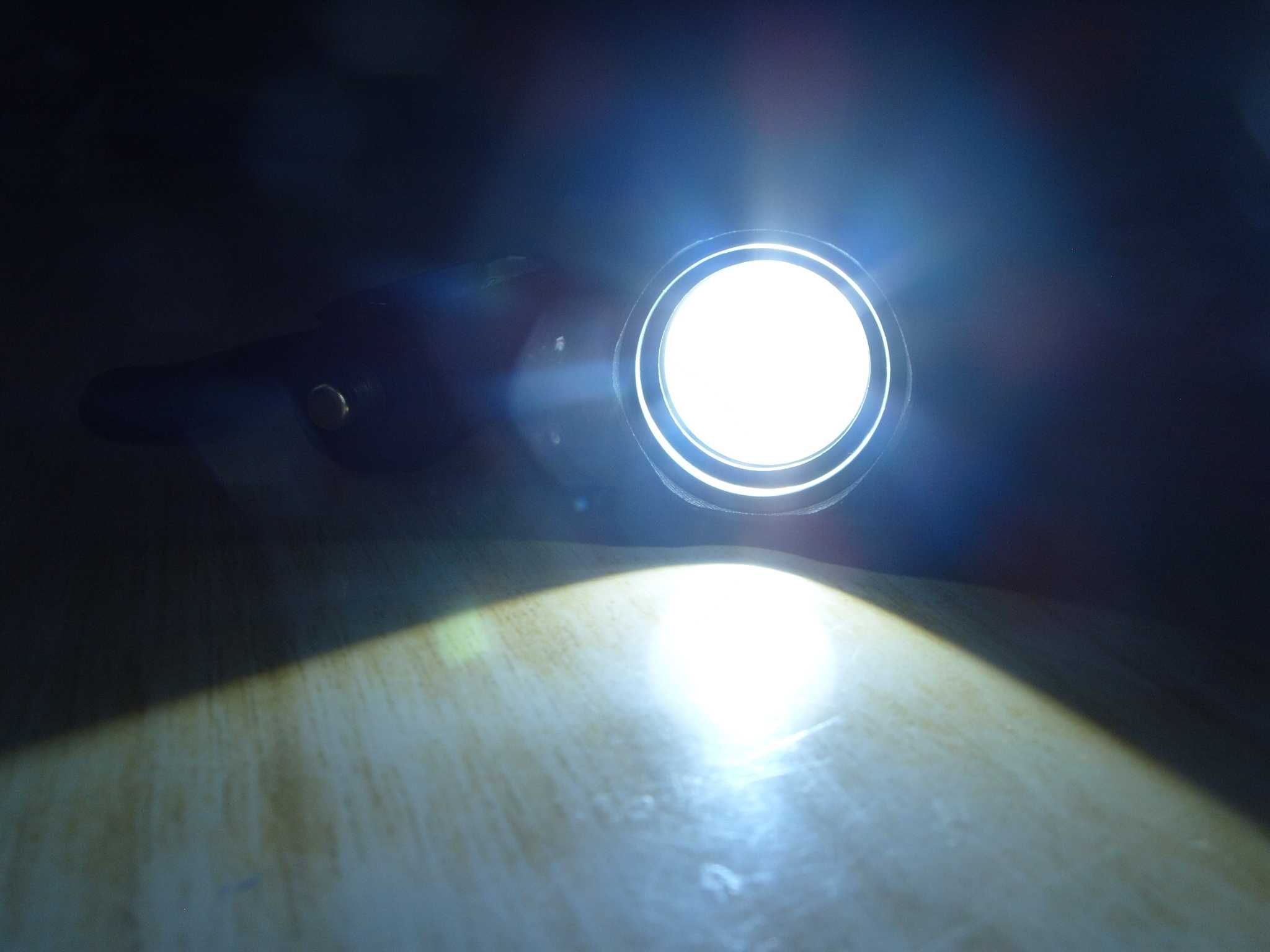 Мощен LED прожектор-фенер