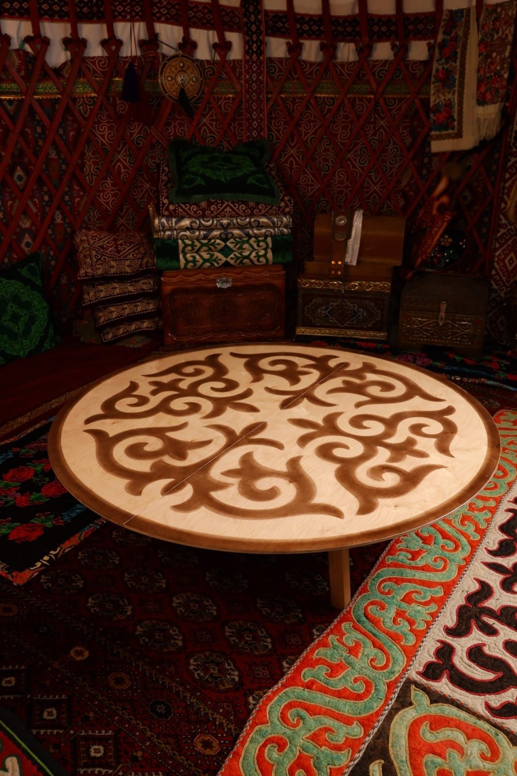 Продаю донгелек устел круглый стол жер үстел казахский стол