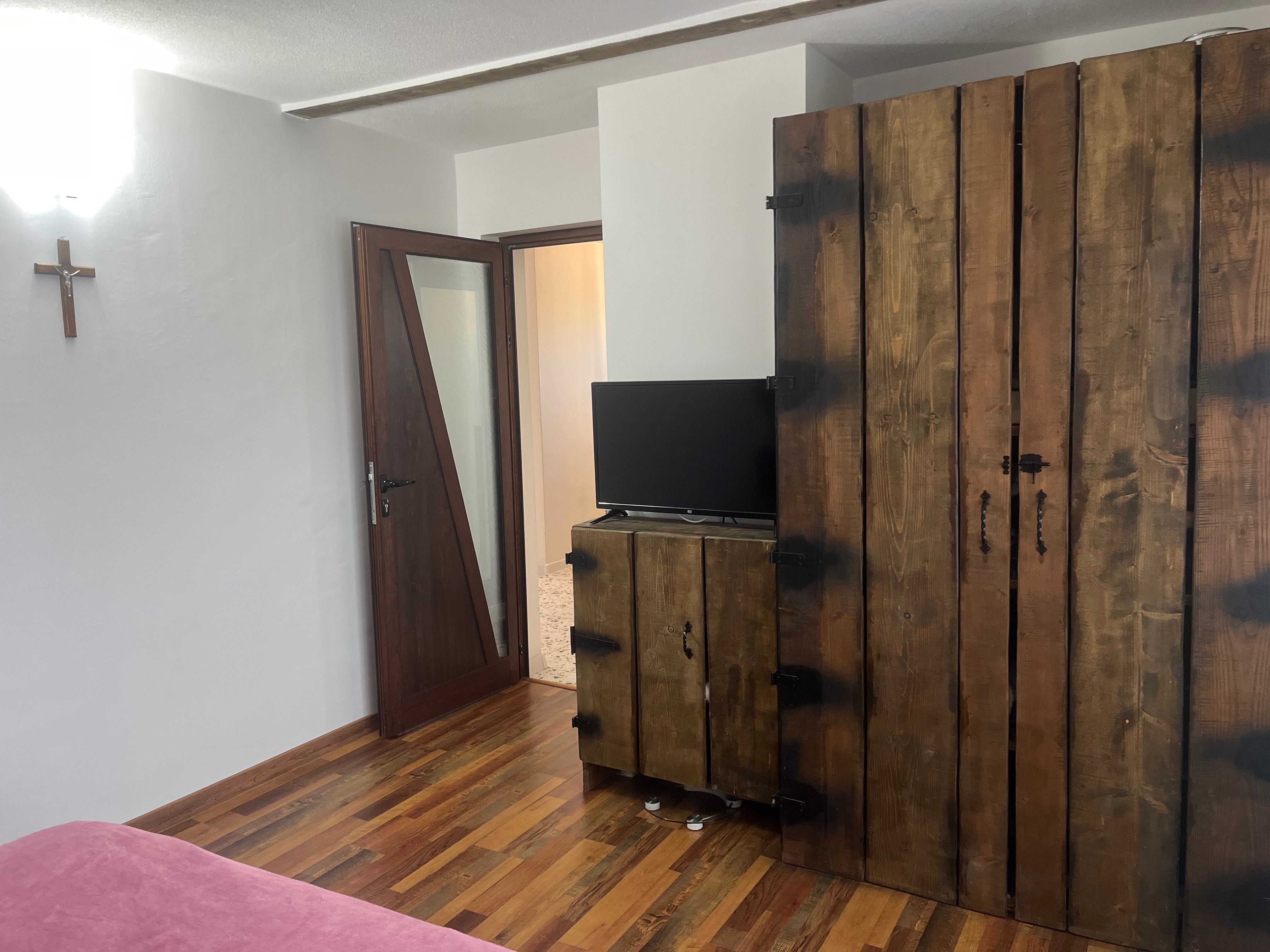 Продавам два етажа(80кв.м.) от три етажна къща с парцел от 226кв.м.