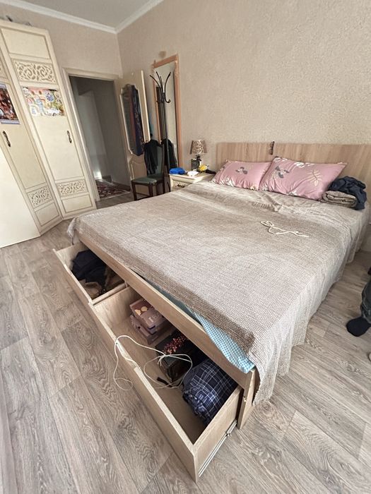 Продаётся двуспальная кровать с матрасом и 4 выдвижными ящиками