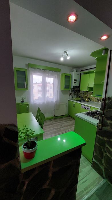 Vând apartament decomandat, 3 camere, 2 băi – 65 mp utili, balcon de 5