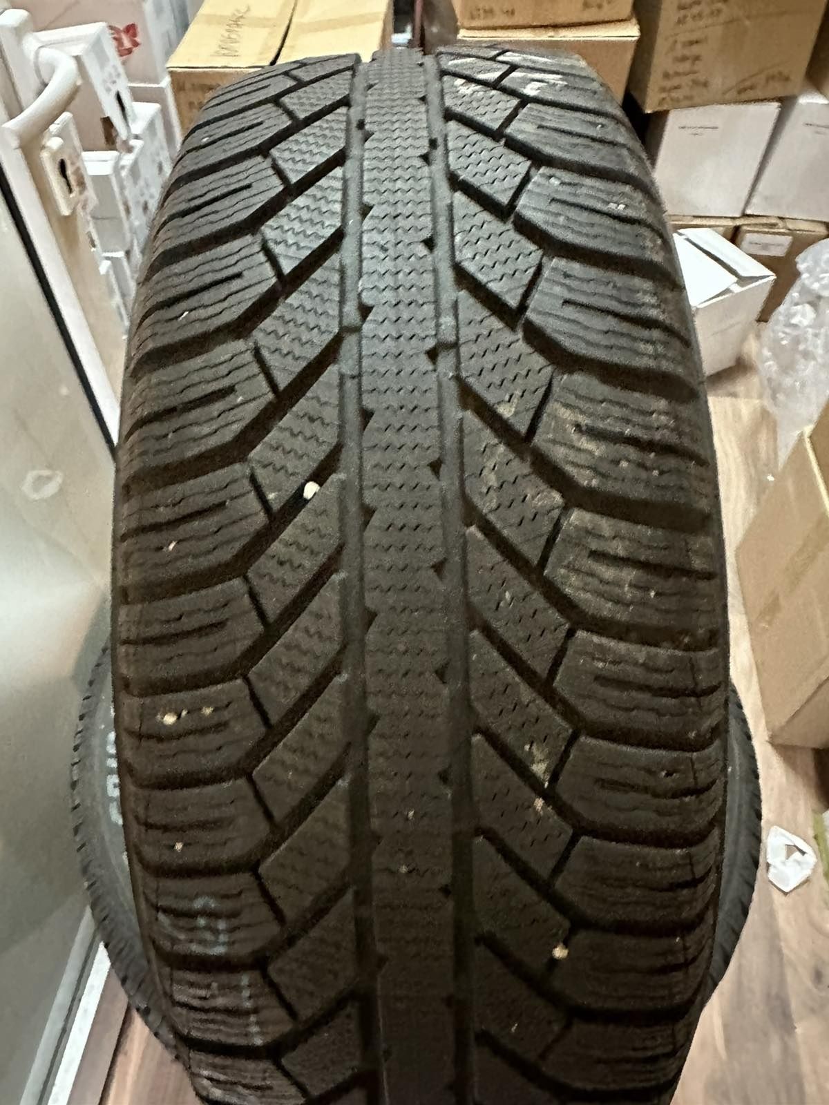 Зимни гуми 215/60 R16