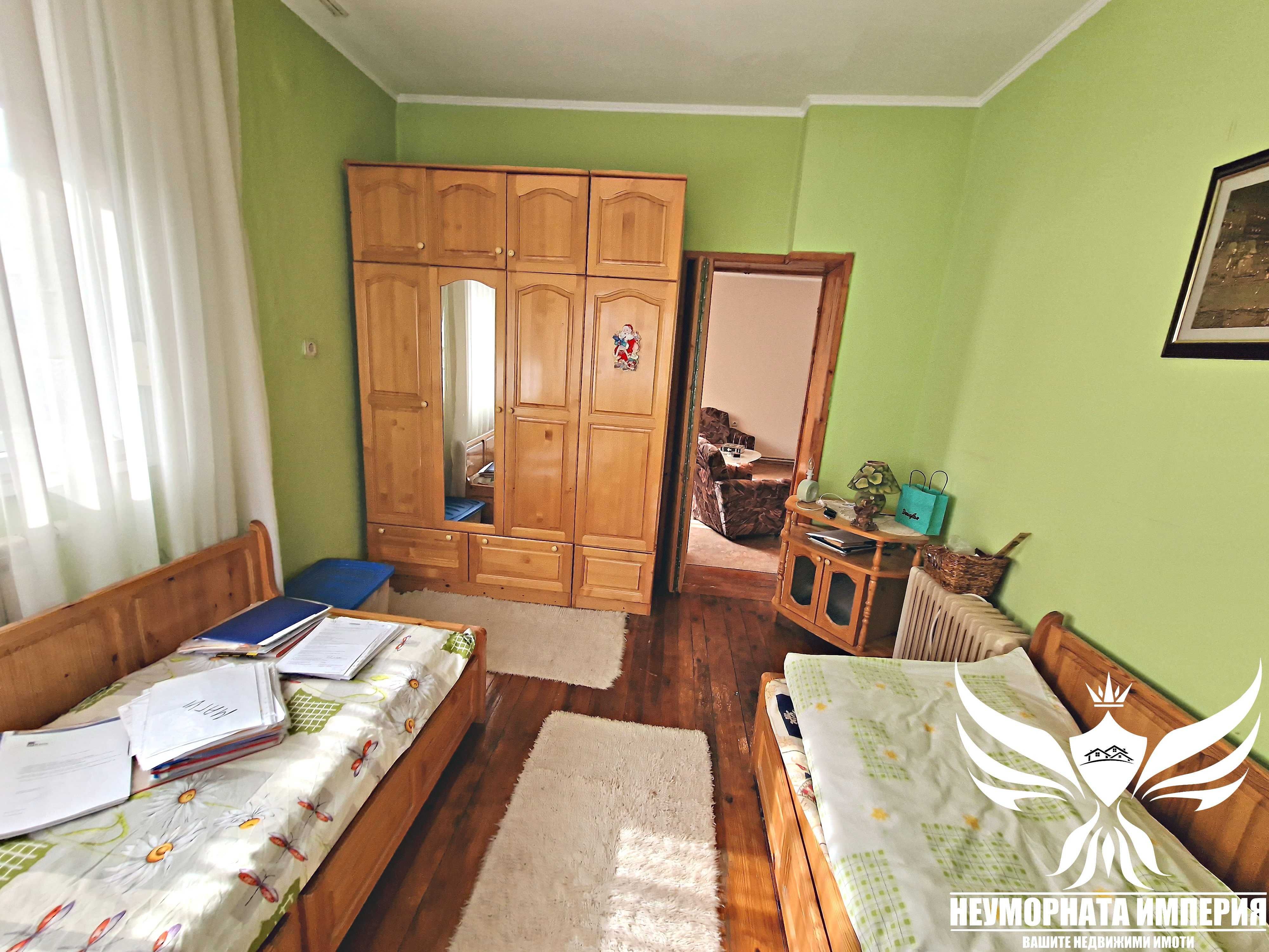 Продавам тристаен 128кв. с тавански етаж 128кв. гр.Асеновград Център