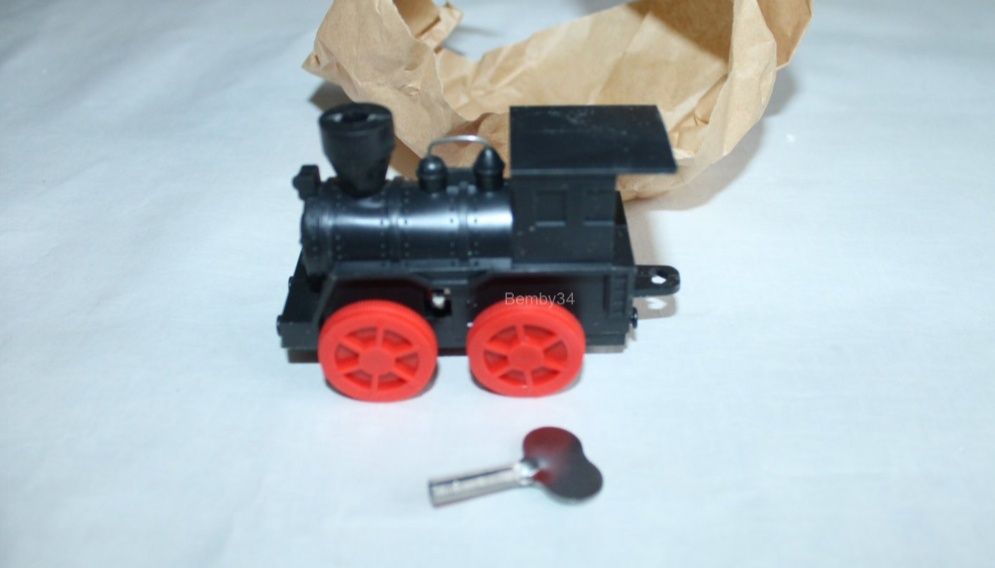 Игрушка паровозик заводная