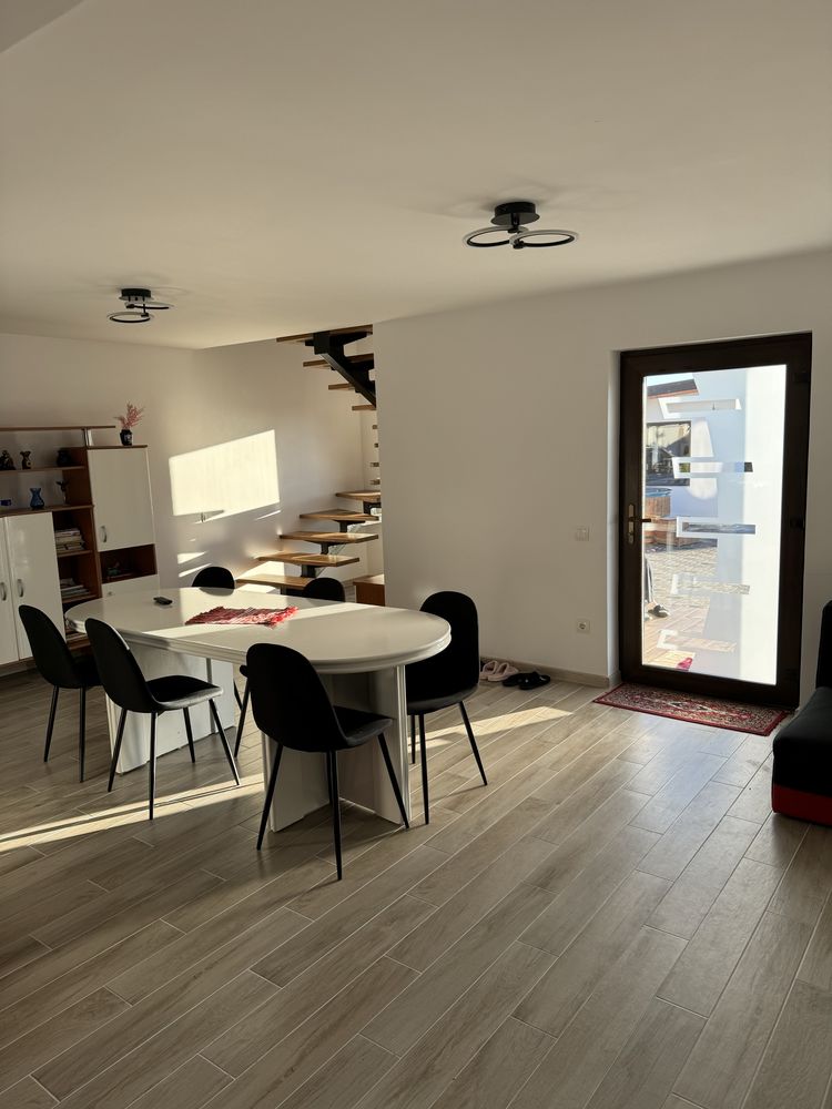 Cabana de inchiriat cu ciubăr şi foişor închis