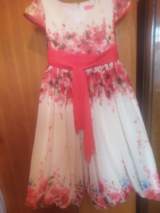 Продам детские платья,б/у,на 4 и 10 лет,хорошее состояние, цена ,1500