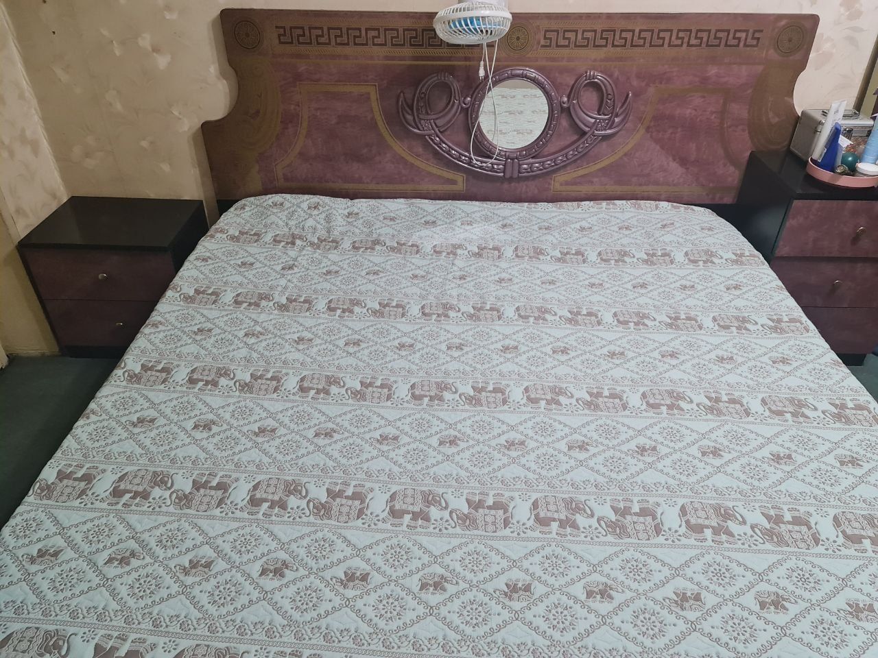 Продаётся спальный гарнитур.