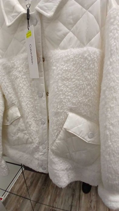 Модерно късо дамско яке от CALVIN KLEIN, с ватиран дизайн