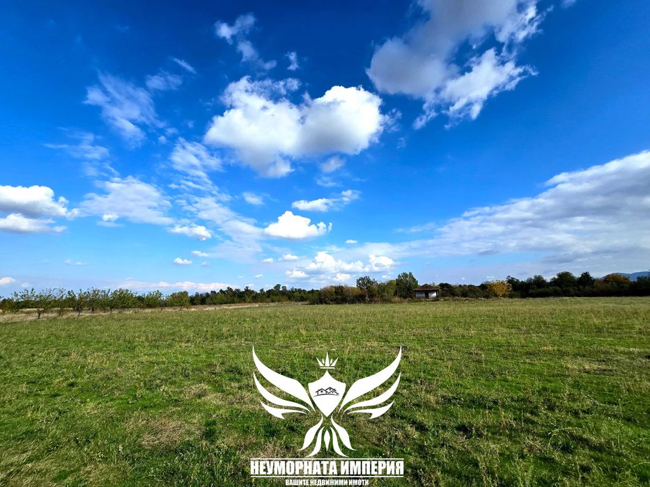 Продавам земя 3300кв.м. вътрешна линия след село Долнослав