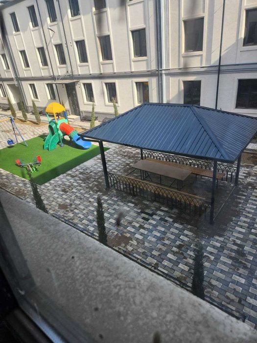Zamona to'yxonaning ro'parasida novostroykada uy sotiladi