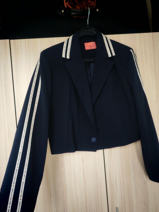 Дамски спортно елегантен комплект с късо сако