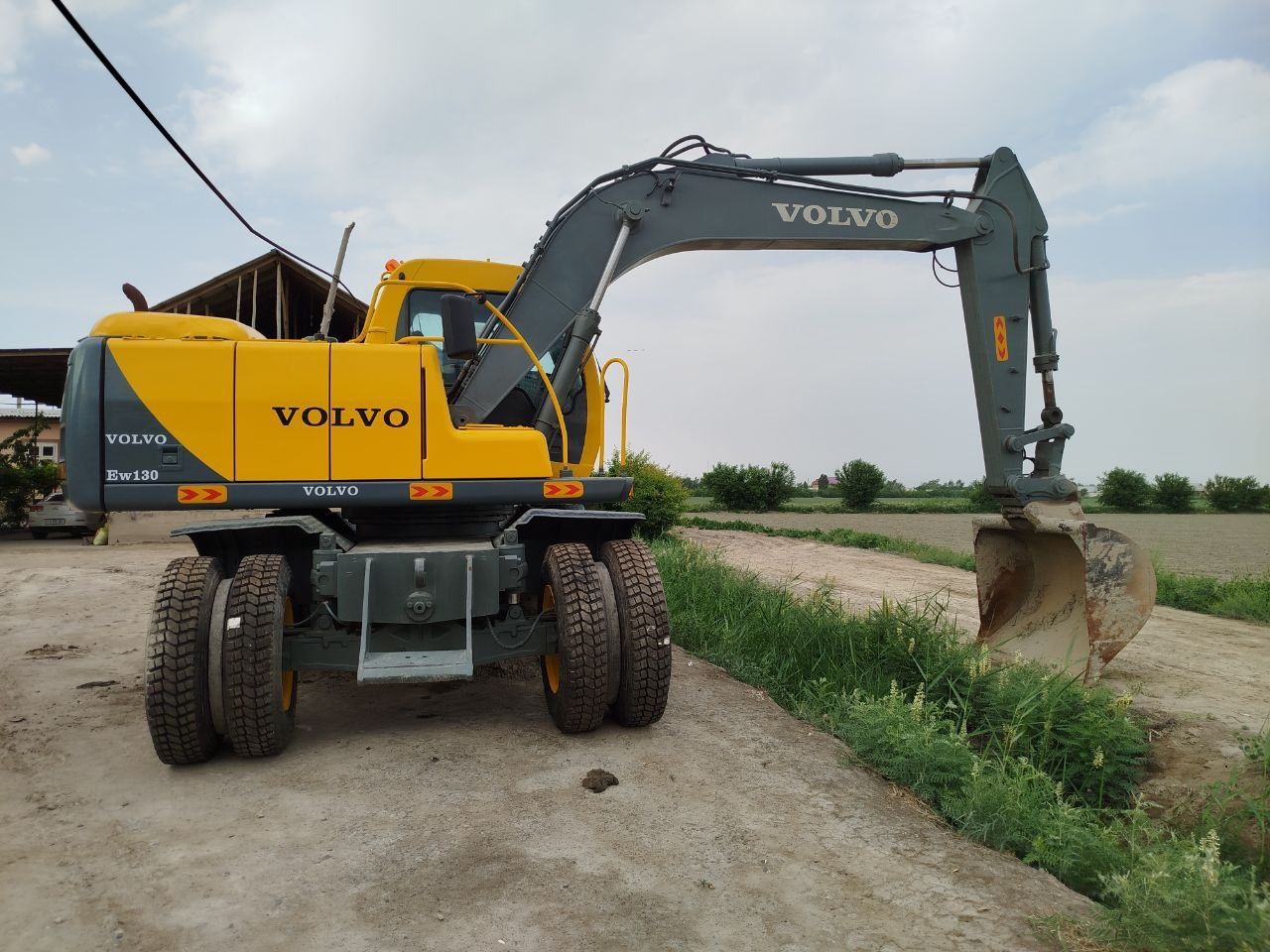 Traktor sotiladi