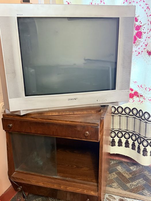 Телевизор Sony с тумбой