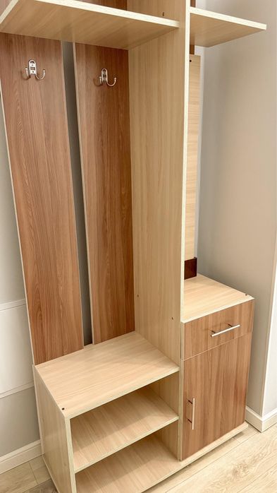 Прихожая в отличном состоянии-с вешалками,полками и тумбой