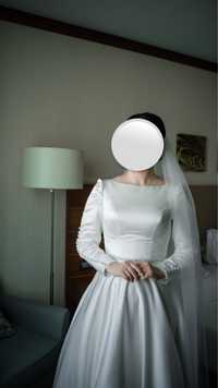 Свадебное платье из плотного атласа