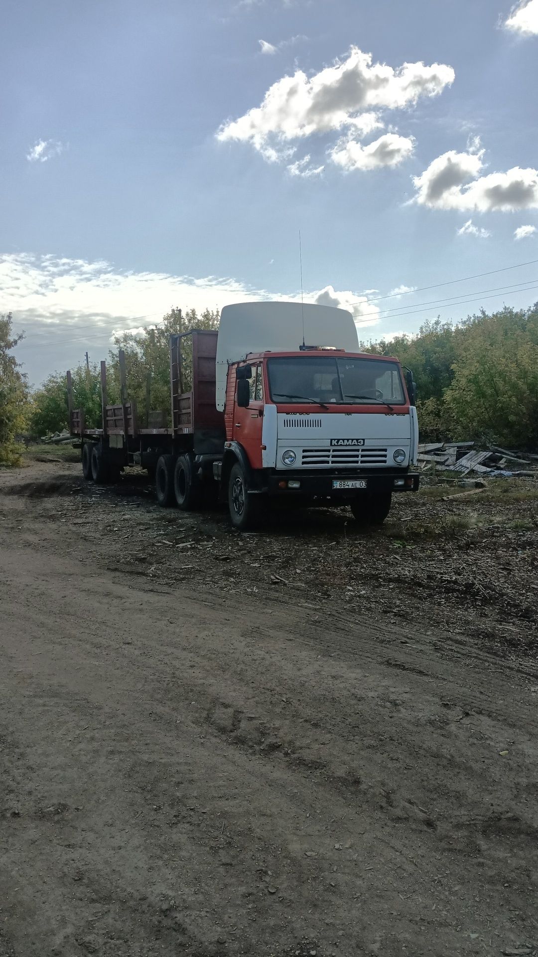 Камаз с прицепом лесовоз