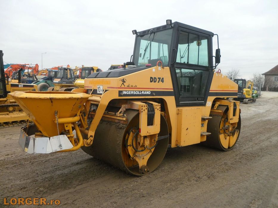 Altul Ingersoll - Rand ABG DD74 Compactor tandem Ingersoll-Rand ABG DD74 cu sararita, din anul 2004