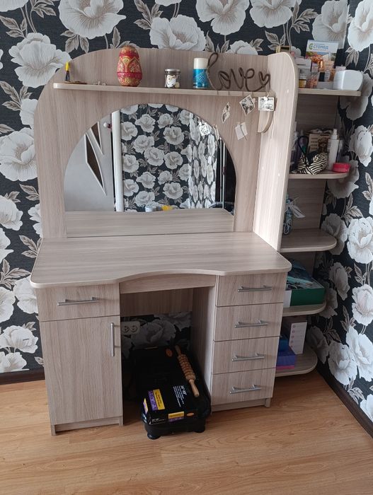 Столик с зеркалом .