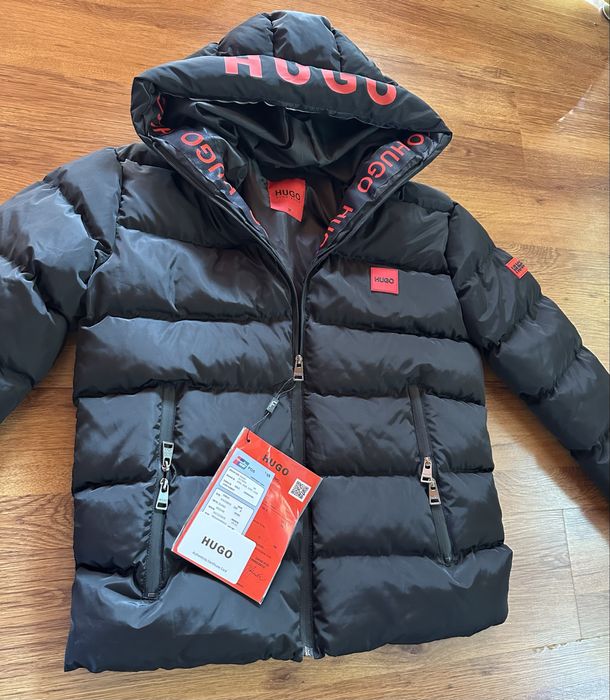 Мъжко,черно,зимно яке Hugo BOSS с гумирано лого и надпис на качулката