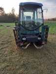 Tractoras tuns iarba gazon