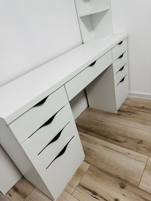 Функционална тоалетка/бюро + лавица