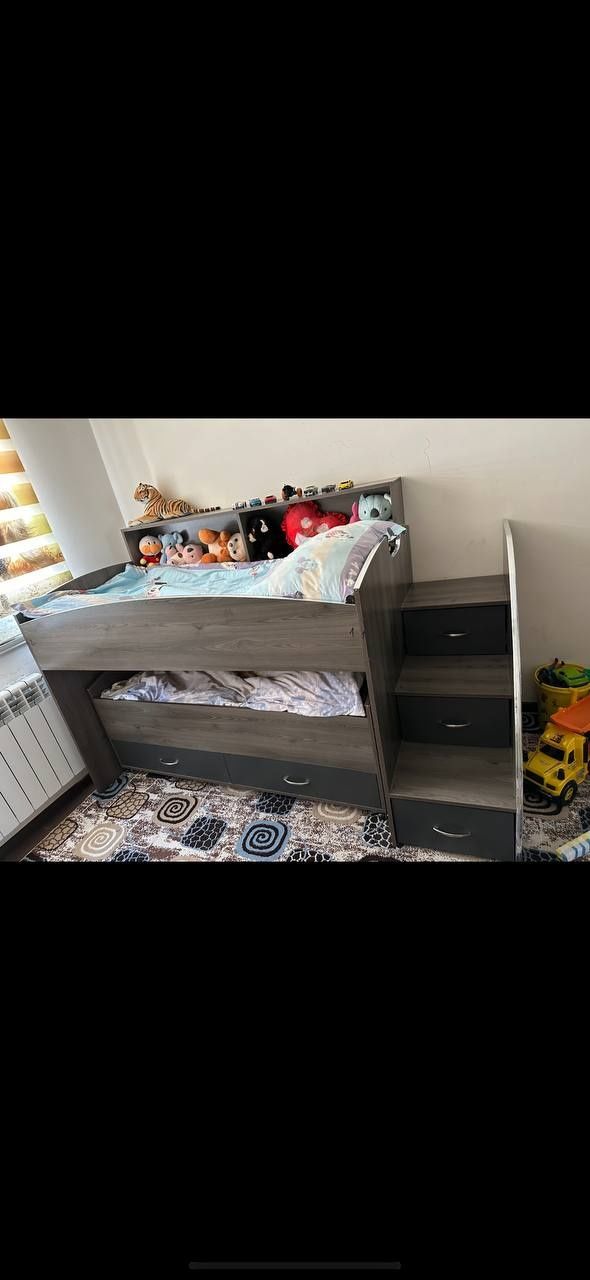 Bolalar uchun 2 etajlik divan va oshxona uchun ugolok sotiladi