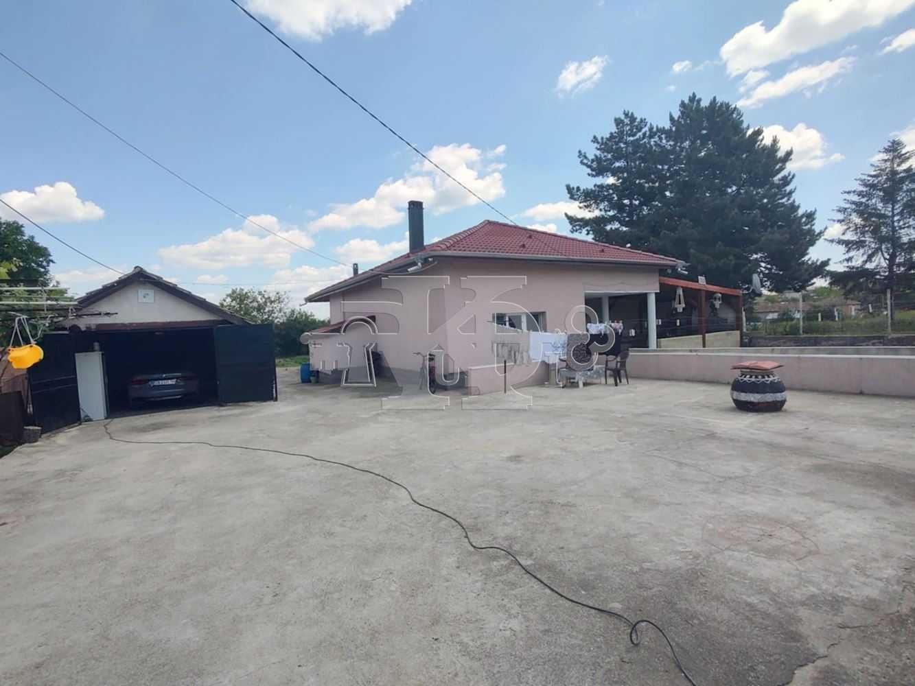 Карапелит, обл. Добрич, къща след основен ремонт с двор, 69000€.