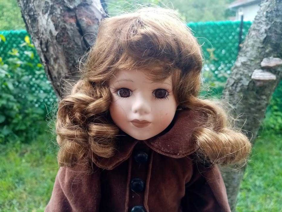 Колекционерска порцеланова кукла