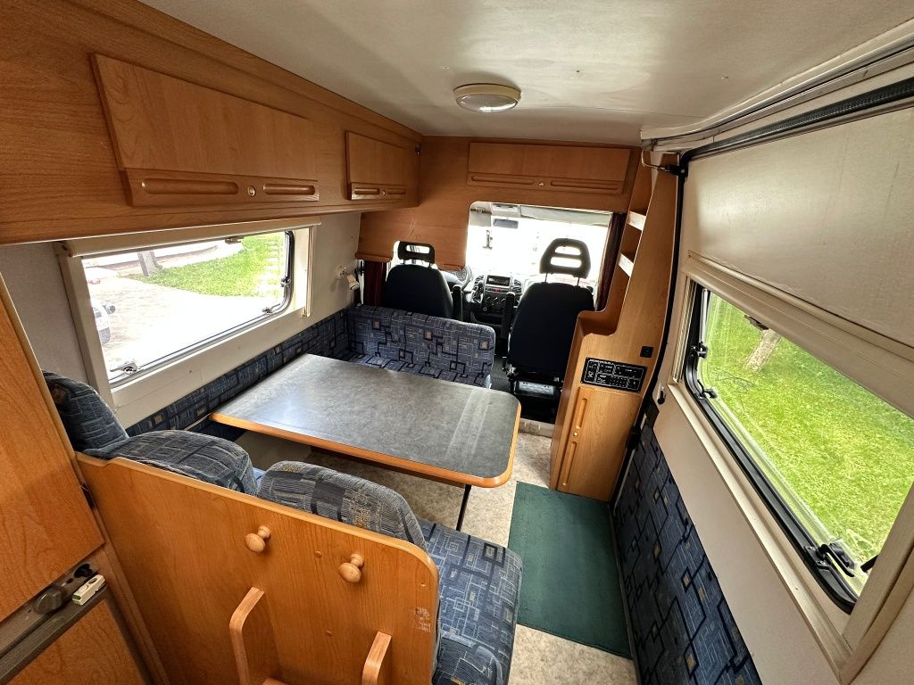 Camper autorulota Adria 4 locuri dormit 4 locuri în mers