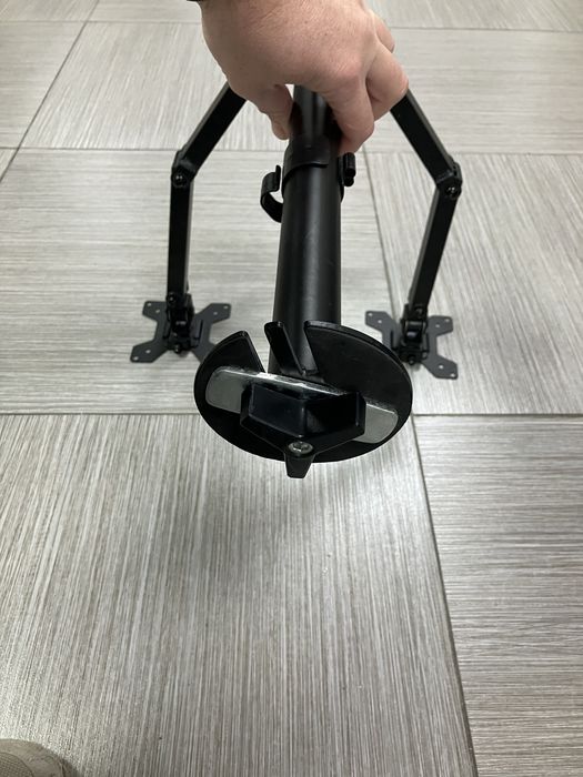 Продавам стойка с два монитора Lenovo 24” L24i-30