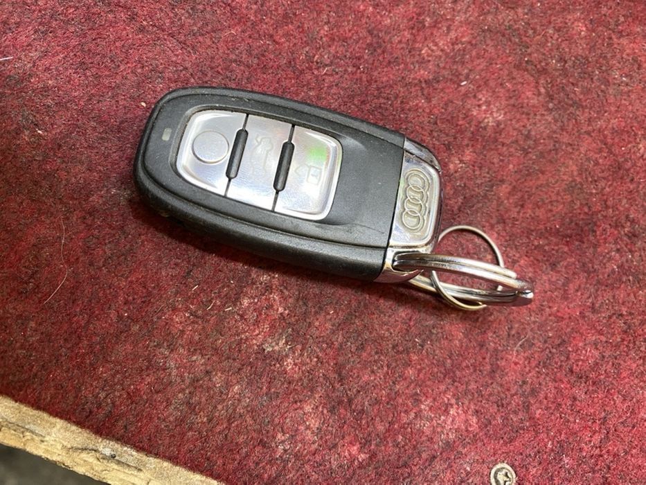 Ключ за AUDI оригинален кутия поставка  A4 A3 A5 A6 A7 A8 Q2 Q3 Q5 Q7