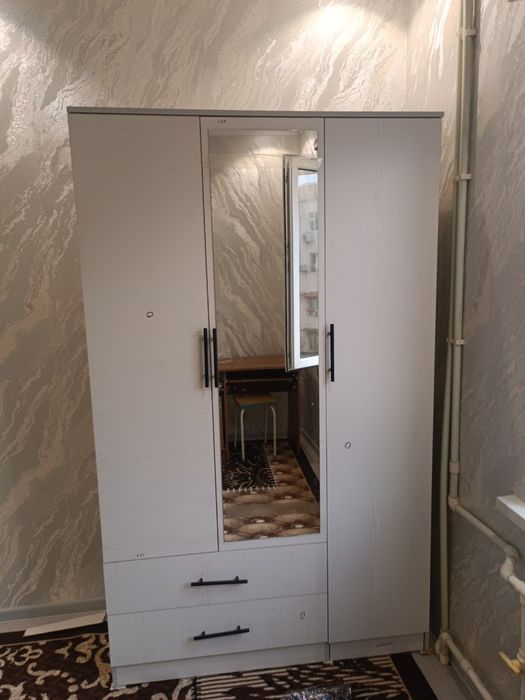 Shkaf sotiladi dastafka ustanovka bepul buladi ichida