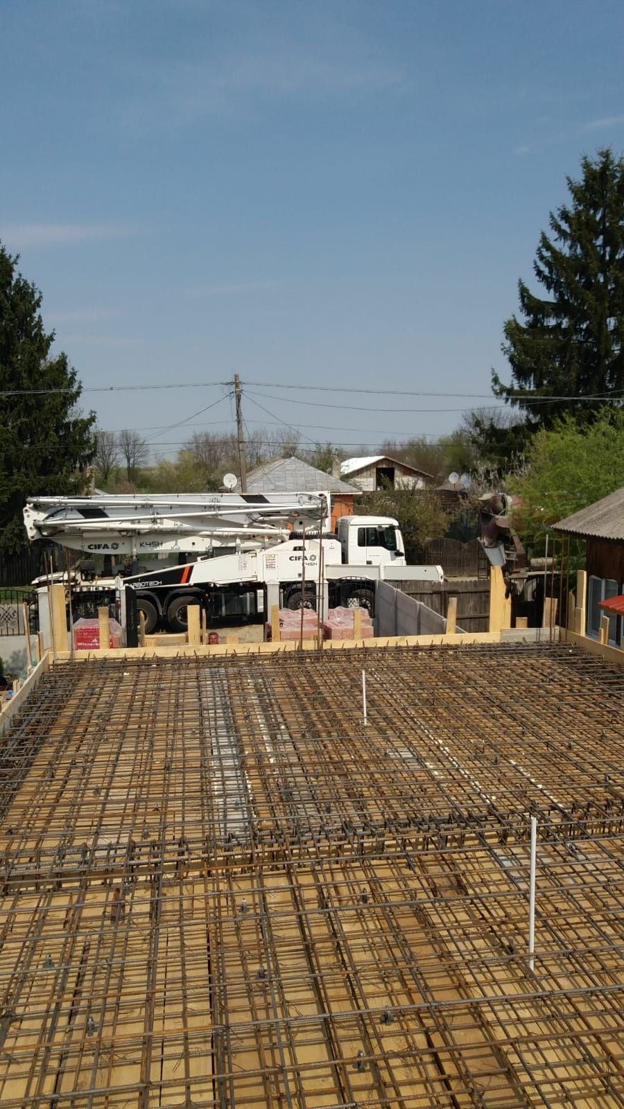 Vând casă spațioasă, 120 mp, cu teren generos de 1400 mp și pădure